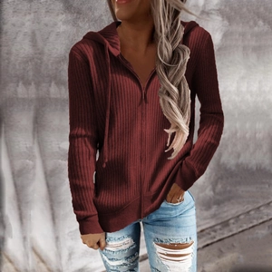 Dettaglio della trama a coste rosso scuro e della zip in metallo su questo cardigan donna