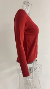 Zijaanzicht van rood gebreid vest met V-hals en knoopsluiting op transparante mannequin