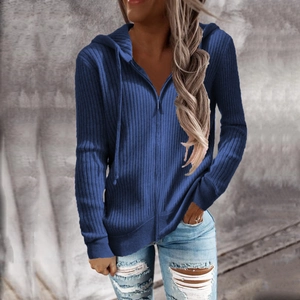 Dettaglio della felpa blu scuro con cappuccio e zip con trama in maglia a coste