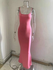 Primer plano de vestido largo ajustado rosa con tirantes finos y tejido elástico
