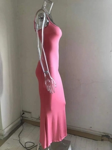 Vista lateral del vestido largo ajustado rosa en maniquí con tejido de punto suave