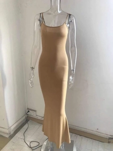 Detalle de vestido largo ajustado color camello con tirantes finos y bajo de sirena