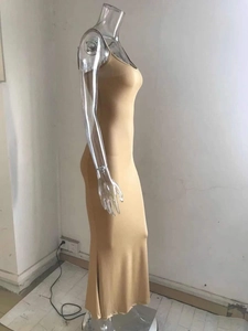Detalle del vestido maxi ajustado color camello que muestra la tela elástica y el corte