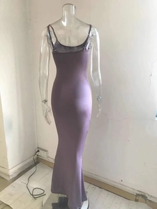 Vista trasera de un vestido largo ajustado morado con un elegante dobladillo de sirena