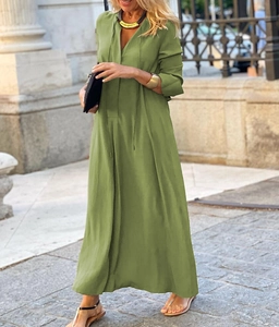 Vestido largo verde oliva con cuello de pico, lazo y manga larga de estilo informal