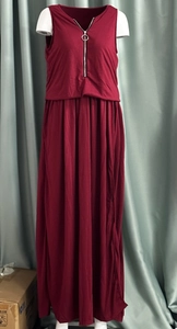 Detail van bordeauxrode mouwloze maxi-jurk met V-hals en zilveren ritssluiting met ring