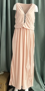 Detail van een lichtroze mouwloze maxi-jurk met diepe V-hals en ritssluiting met ringtrekker