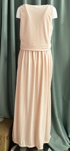 Detail van lichtroze mouwloze maxi-jurk met elastische taille en vloeiende lange zoom
