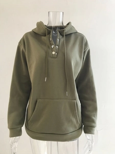 Detailansicht eines olivgrünen Hoodies mit Metalldruckknöpfen und Kängurutasche