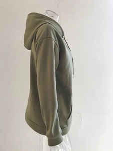 Detail eines salbeigrünen Kapuzenpullovers mit Rippbündchen und Kordelzug am Mannequin