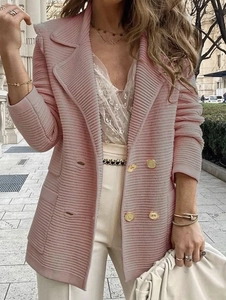 Kurze strukturierte hellrosa Strickjacke für Damen mit eleganten Goldknöpfen