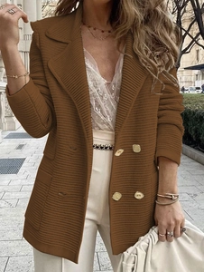 Dunkelbrauner Strickblazer für Damen mit goldenen Doppelreiher-Knöpfen und Revers