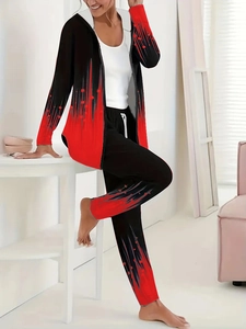 Detalle del estampado 3D degradado rojo y negro en el chándal con capucha para mujer