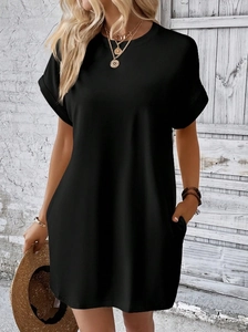 Abito casual nero da donna con scollo rotondo, maniche corte e tasche laterali