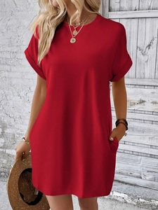 Abito rosso da donna a maniche corte con girocollo e comode tasche laterali