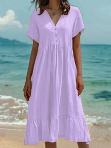 Détail d'une robe d'été violet clair à col en V avec volants et boutons blancs au bord