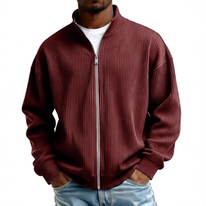 Chaqueta de pana burdeos para hombre con cuello alto y textura de punto acanalado
