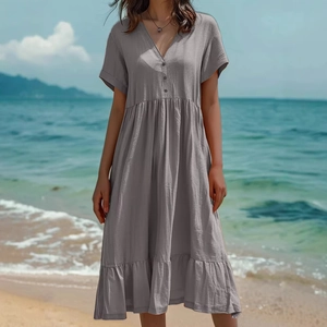 Robe grise à manches courtes avec col en V, taille plissée et ourlet à volants à la plage