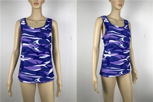 Detailansicht des lila Camouflage-Damen-Tops ohne Ärmel mit klassischem Rundhals