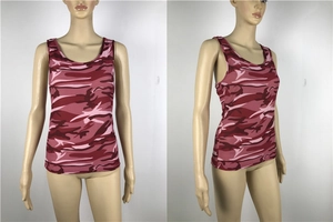 Detailansicht eines schmal geschnittenen Camouflage-Tops für Damen in Rosa und Rot