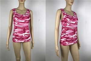 Detail eines ärmellosen Tanktops mit rosa Camouflage-Muster und rundem Ausschnitt