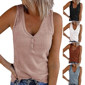 Collage di canotte in maglia a coste con bottoni a V e diverse opzioni di colore