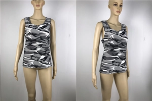 Detailansicht eines Damen-Camouflage-Tops mit schwarz-grauem Muster und rundem Halsausschnitt