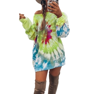 Détail du motif tie-dye néon éclatant sur cette robe sweat à manches longues et col large