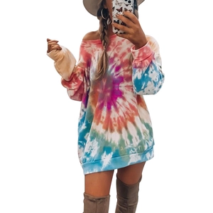 Détail du motif tie-dye en spirale multicolore sur un sweat-shirt tunique à manches longues