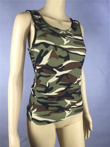 Détail du débardeur camouflage cintré pour femmes avec bordure noire aux emmanchures