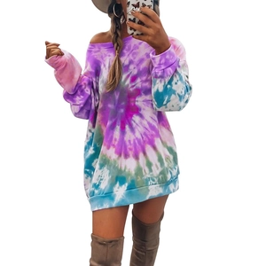 Détail du motif tie-dye en spirale coloré sur la robe sweat à manches longues dénudée