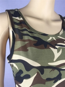 Détail du débardeur camouflage sans manches avec col rond et bordures noires lisses