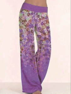 Dettaglio della vita alta elastica sui pantaloni da yoga a gamba larga con stampa floreale