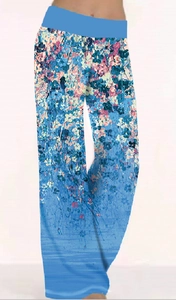 Dettaglio dei pantaloni a gamba larga a vita alta con stampa floreale blu e rosa e elastico