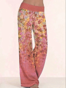 Dettaglio della fascia elastica in vita dei pantaloni yoga boho a gamba larga con fiori