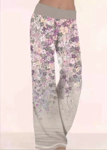 Dettaglio dei pantaloni a gamba larga a vita alta con fiori viola e sfumatura grigia