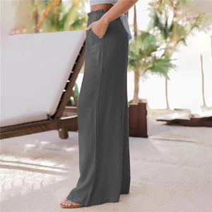 Dettaglio di pantaloni a gamba larga a vita alta grigio scuro con elastico e tasche laterali