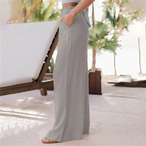 Dettaglio pantaloni grigi a gamba larga con vita alta elastica e comode tasche laterali