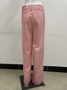 Vista posteriore dei pantaloni rosa a gamba larga con dettaglio vita elastica a balze