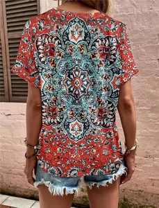 Détail de l'imprimé mandala bohème au dos de ce t-shirt orange à manches courtes