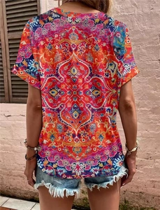 Vue arrière détaillée d'un t-shirt à manches courtes avec imprimé floral bohème ethnique
