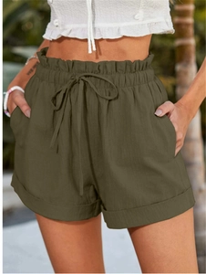 Détail d'un short vert olive à taille haute avec cordon de serrage et design paperbag