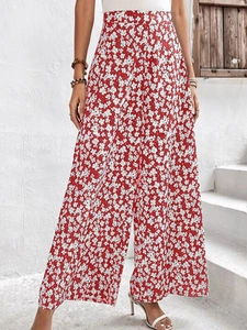Détail du pantalon large à taille haute rouge avec motifs floraux blancs pour l'été