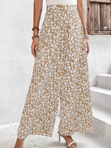 Gros plan du pantalon jaune à fleurs taille haute et jambes larges style vacances