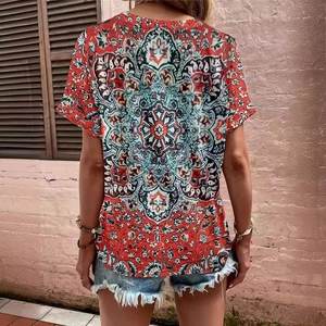 T-shirt femme manches courtes imprimé mandala bohème vu de dos en extérieur