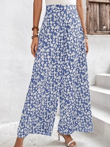 Détail du pantalon large à taille haute en mousseline avec motif floral bleu clair