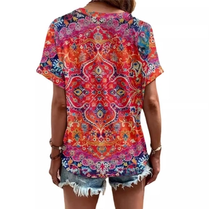 T-shirt femme à manches courtes avec imprimé mandala bohème coloré dans le dos