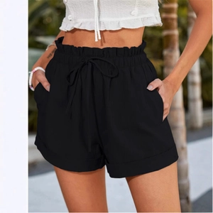 Short d'été noir taille haute pour femme avec cordon de serrage et ourlets retroussés