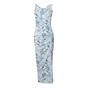 Détail de la robe maxi blanche à imprimé floral bleu et fente latérale à cordon