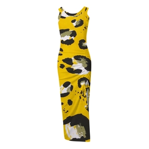 Détail d'une robe longue imprimé léopard jaune avec fente latérale et texture froncée